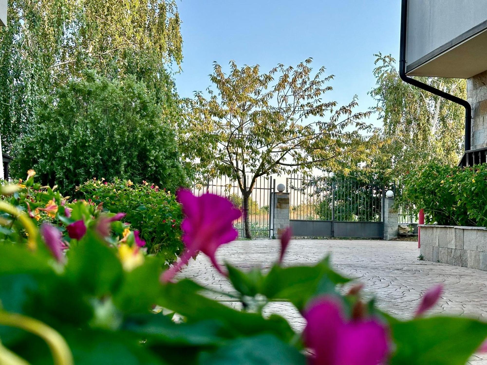 Menada Imperial Heights Villas Sunny Beach Exterior photo